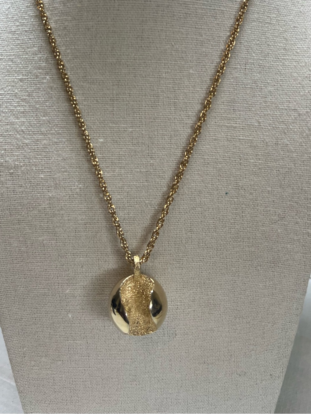 Vintage Kramer gold tone necklace pendant 18”